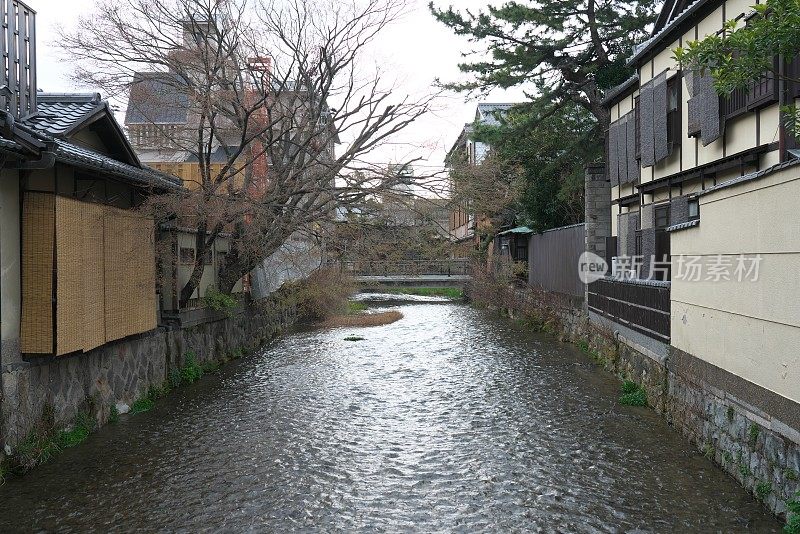 日本京都2019年3月22日:京都传统娱乐区白川祗园(Gion Shirakawa)清晨。